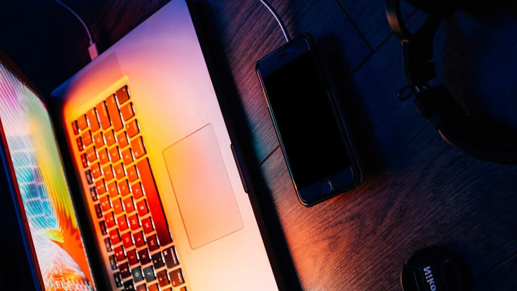 Online medien laptop smartphone