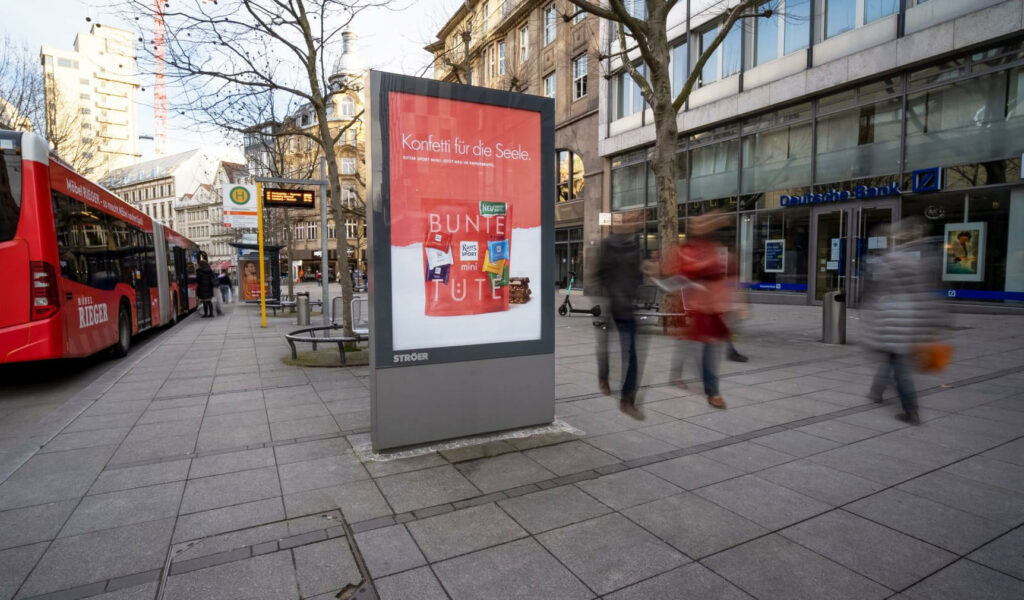 Aussenwerbung bus menschen werbung 1