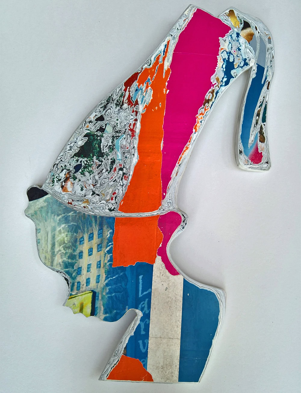Collage aus buntem Papier in Form eines Gesichtsprofils, mit überwiegenden Rot- und Blautönen.