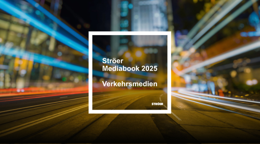 Dynamische Großstadtaufnahme mit Lichteffekten und dem Text "Ströer Mediabook 2025 Verkehrsmedien".