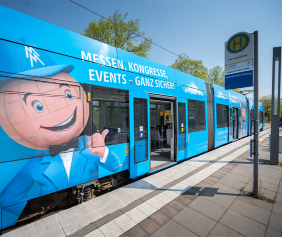Ganzgestaltete Bahn mit Werbemotiv