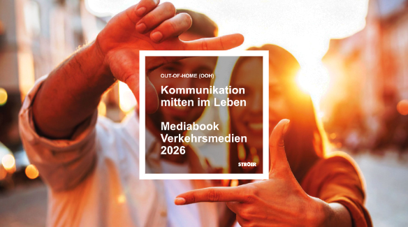 Laechelnde Person rahmt ein Werbeplakat in Orange mit Haenden ein
