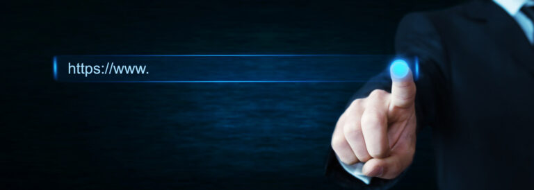 Ein Mann in Anzug zeigt mit leuchtendem Finger auf virtuelle URL-Leiste