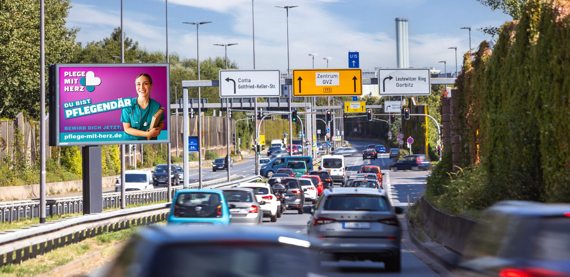 Eine lächelnde Frau mit türkisem Oberteil ist auf einer farbenfrohen Werbetafel zu sehen