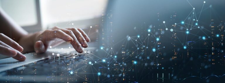 Eine Person tippt konzentriert auf einer Tastatur, helles Licht und blaue Netzlinien