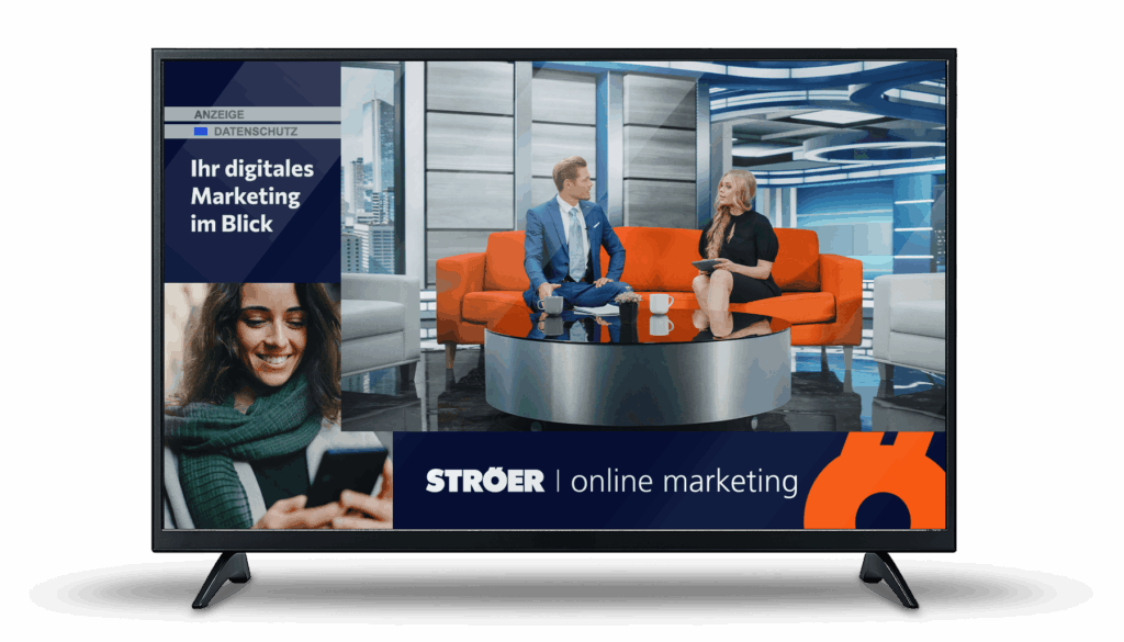 Zwei Personen sitzen lächelnd auf einem orangefarbenen Sofa in einem modernen Studio