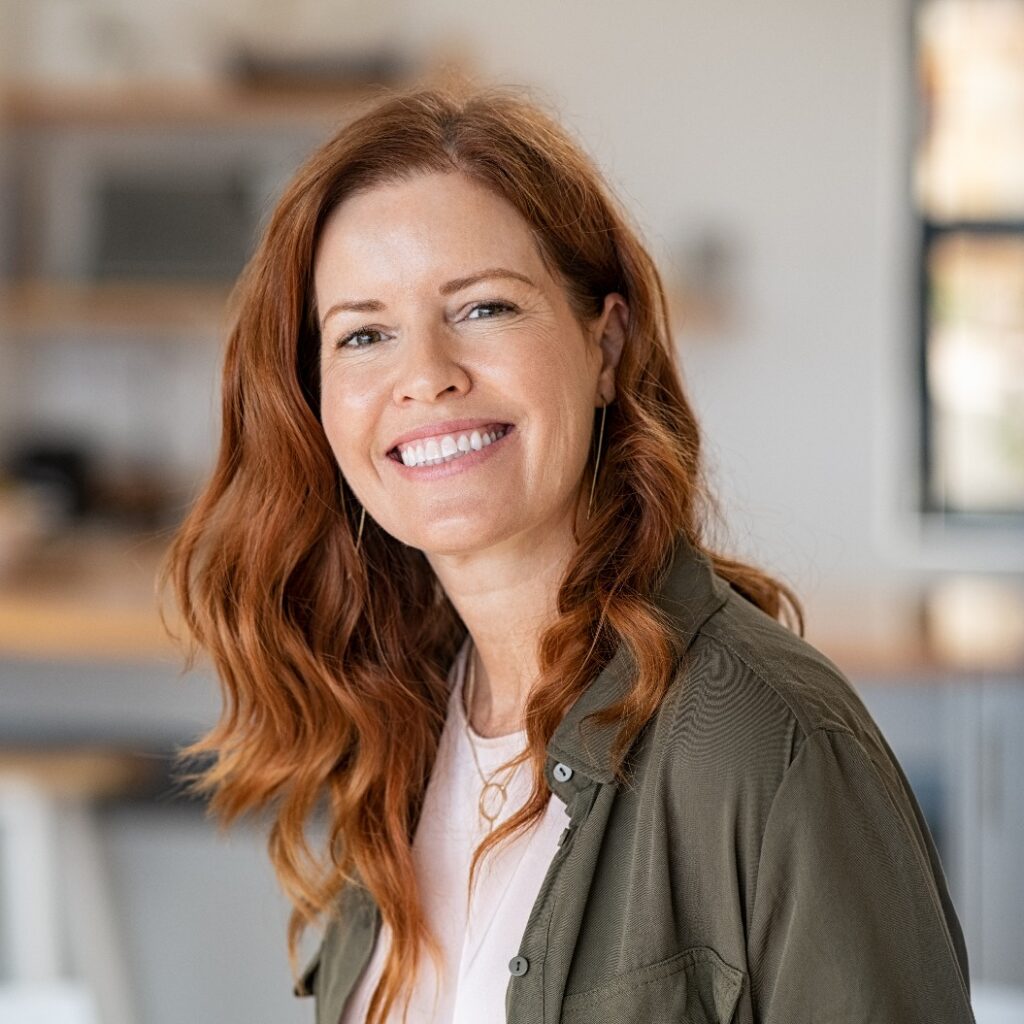 Eine reife, schöne Frau mit roten Haaren