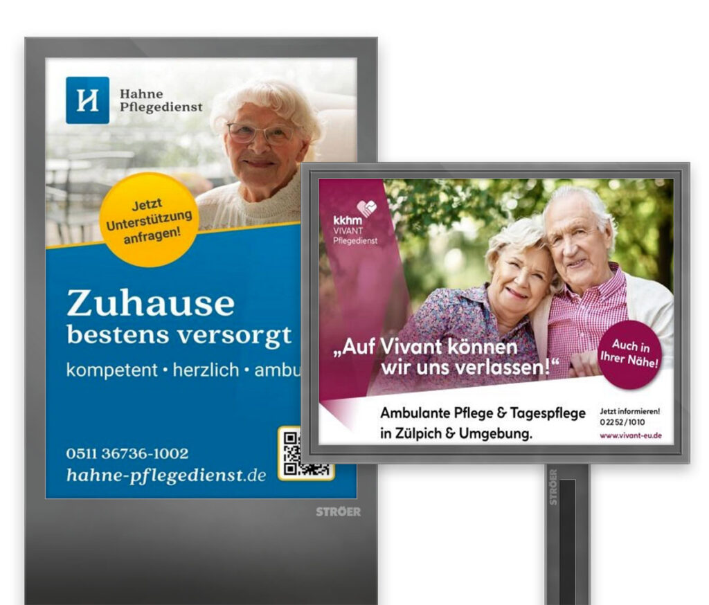 Zwei Werbeplakate mit lächelnden Senioren in Blau und Magenta mit QR Code