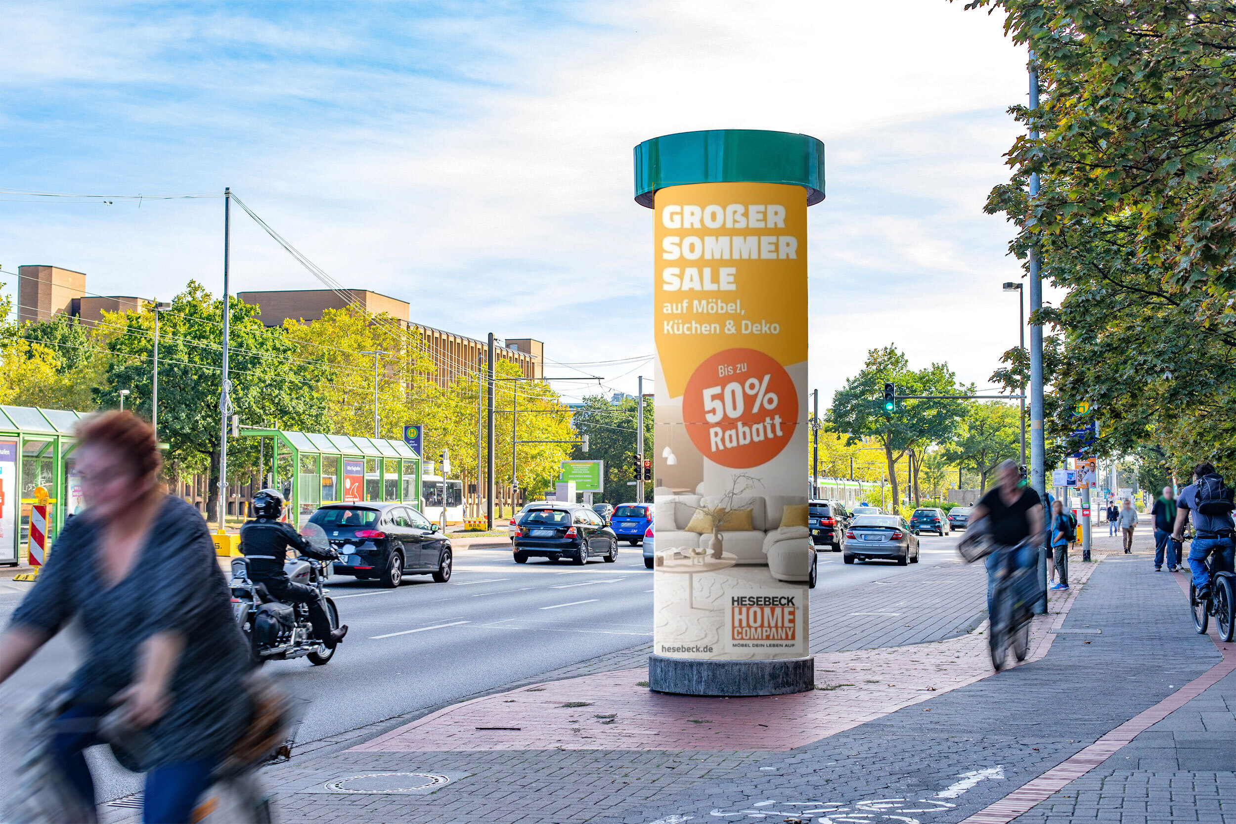 Verschwommene Radfahrer vor orangener Sale Säule in grüner Allee