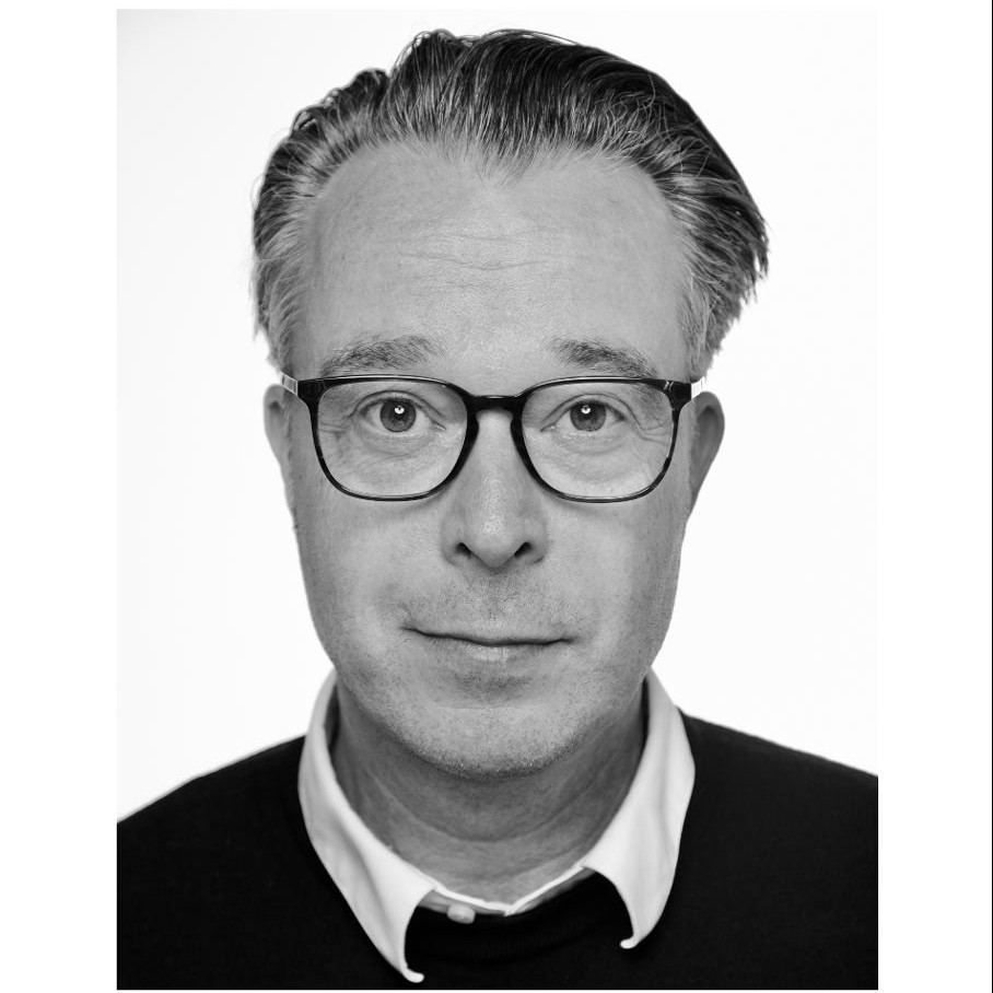 Mann mit neutralem Blick schwarz weiss Portraet mit schwarzer Brille