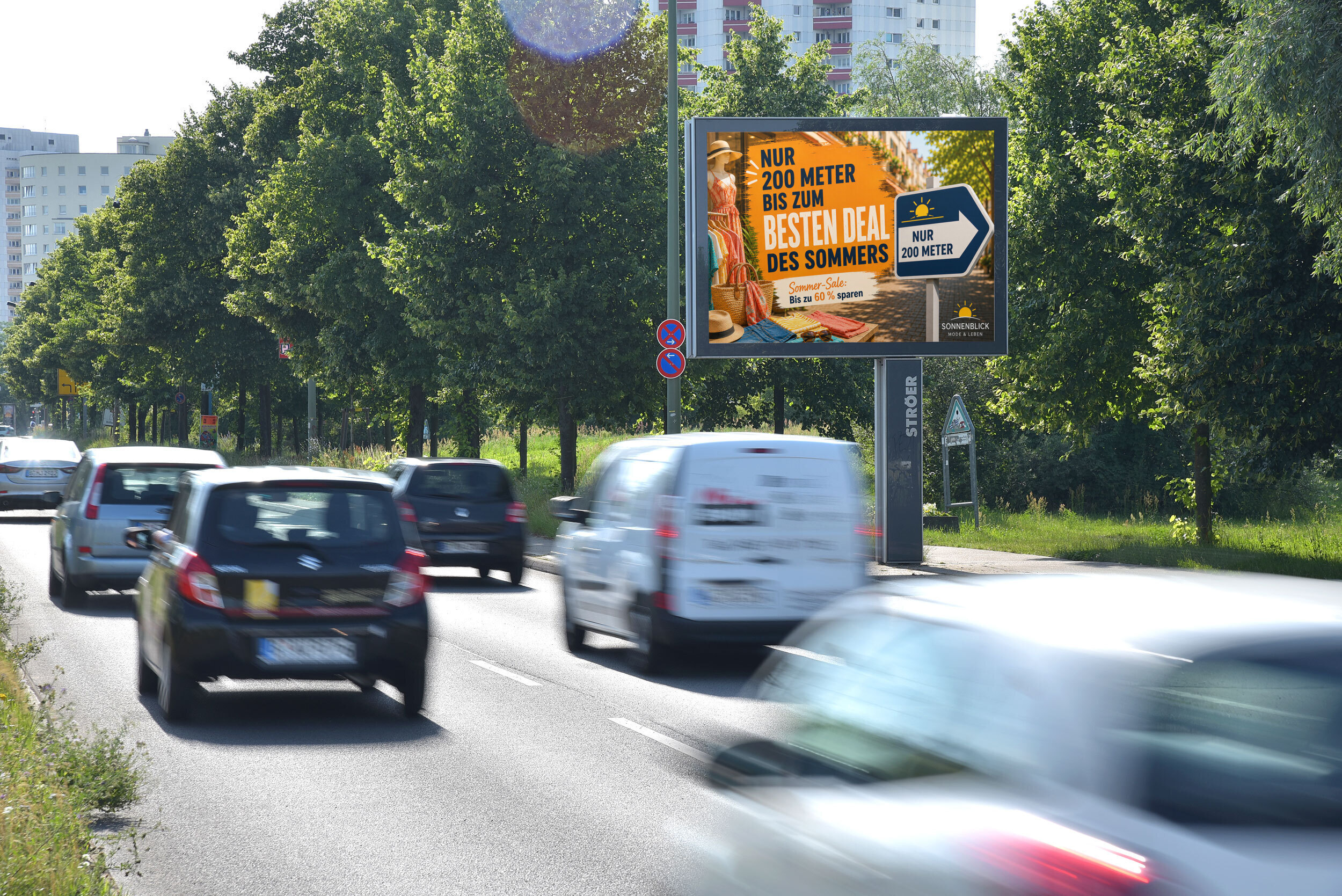 Werbetafel mit Sommerangebot in Orange neben Straße, Autos vorbeifahrend