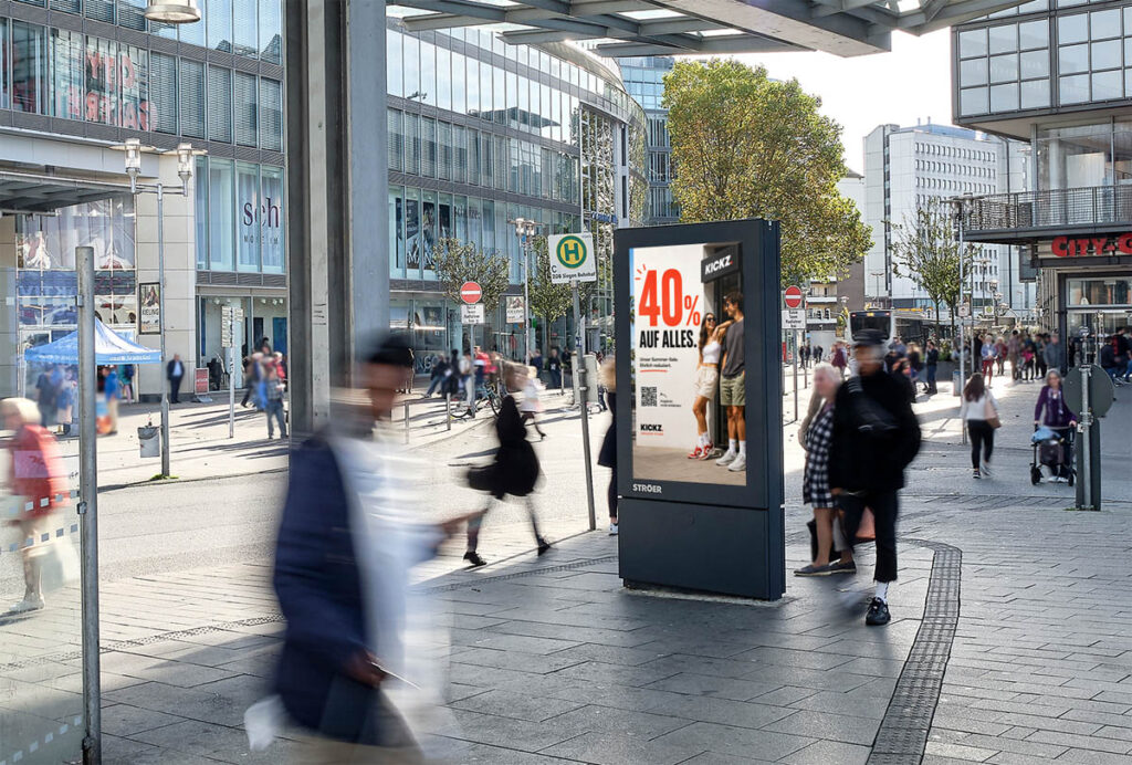 Passanten mit neutralem Blick in grauer Stadt, Werbung mit 40 Prozent Rabatt